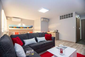 Фото номера Улучшенный четырехместный номер Апарт-отели Apartamenty ELITMAT г. Миньск-Мазовецки 3